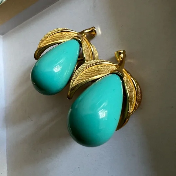 Vintage Pend Clip on Earrings / Pear Shape -Turquoise and Gold Tone! - Picture 4 of 16